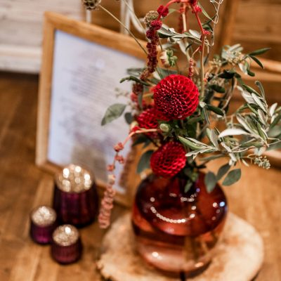 Minou_Hochzeitsplanung_Deko_Eingangsbereich_Nahaufnahme_ChiemseerWirtshaus_Traunstein_Chiemsee_Chiemgau_Rosenheim